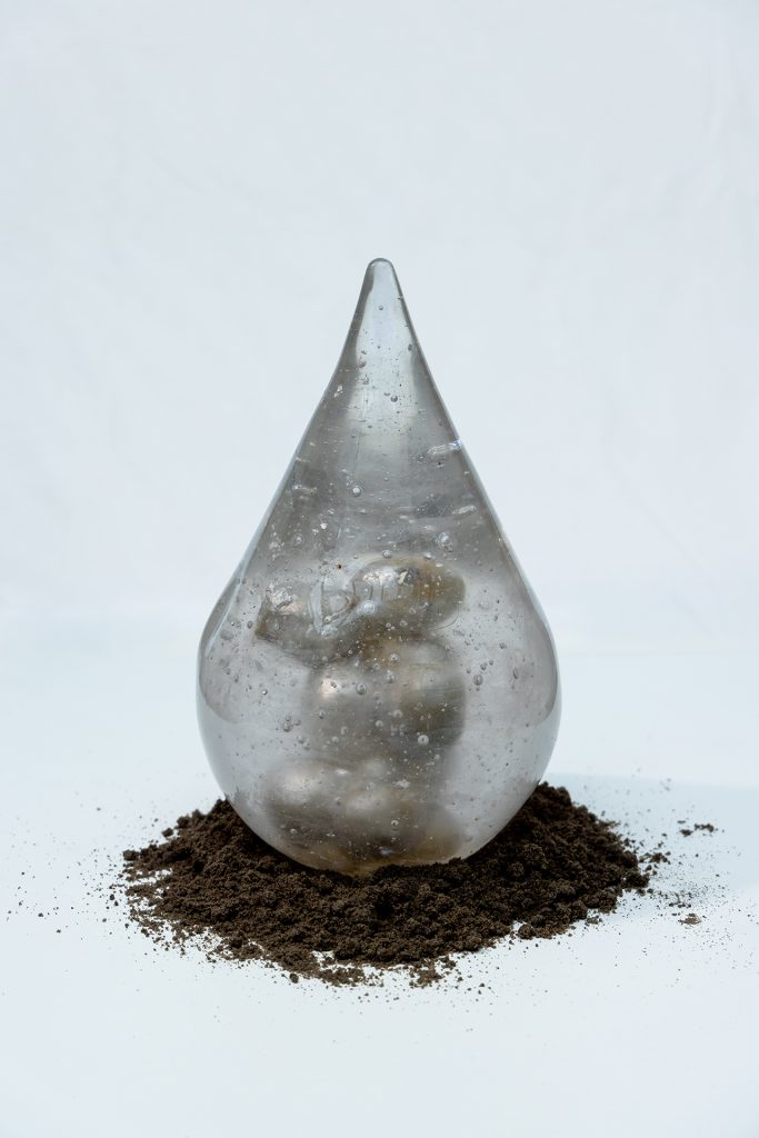 Sunde’s “Mercury, Suspended” explores research conducted by Geoff Siemering in 2022 during the National Geographic-funded Perpetual Planet Amazon Expedition in Peru.