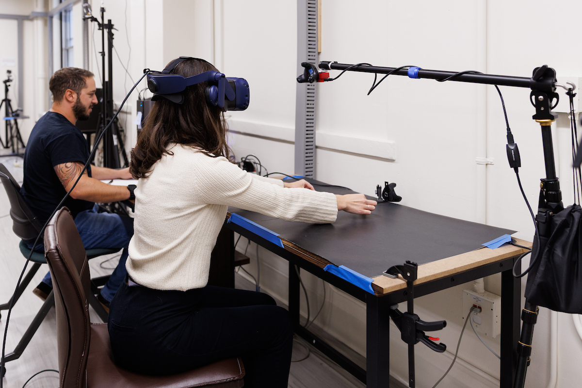 college students working in a kinesiology lab