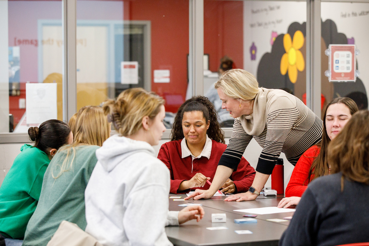 Valerie Hammer helps a workshop