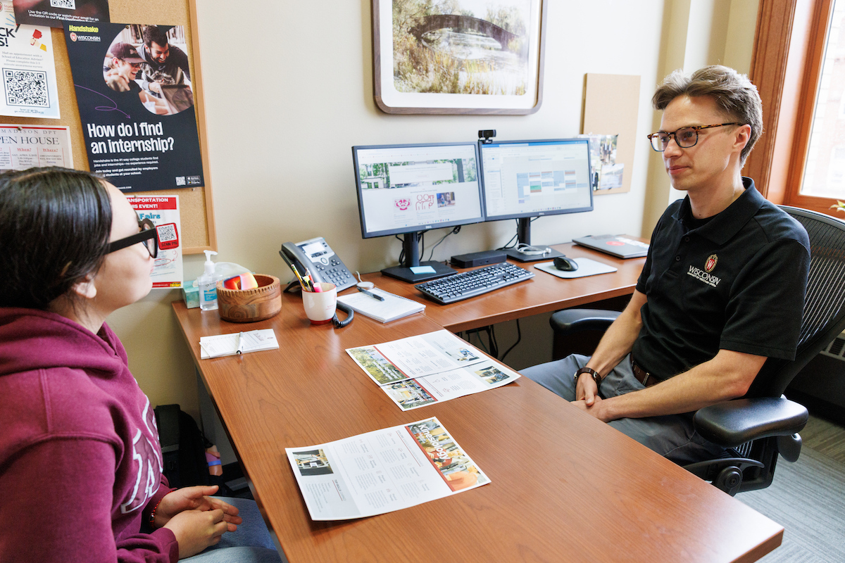 a student talkiing to an advisor