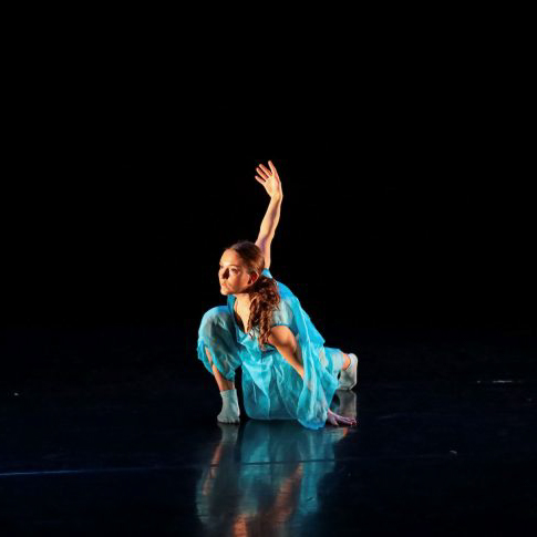 Evelyn Henriksen on stage performing